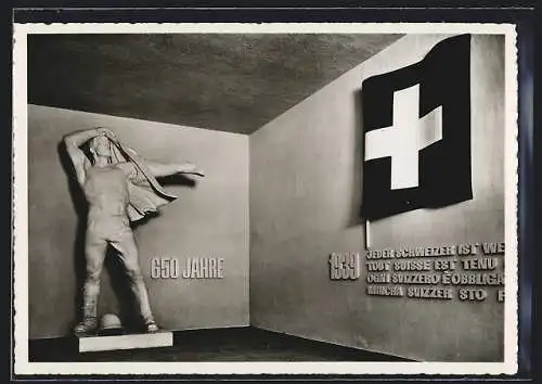 AK Zürich, Schweizerische Landesausstellung 1939, Plastik Enge, Höhe, Wehrwille und Schweizer Flagge