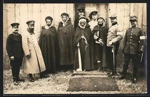 Foto-AK Konstanz, Arabische Kriegsgefangene mit deutschen Bewachern