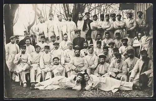Foto-AK Konstanz, Kriegsgefangene posieren für den Fotografen