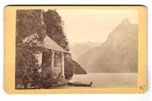 Fotografie unbekannter Fotograf, Ansicht Sisikon, Tells Kapelle am Vierwaldstädter See