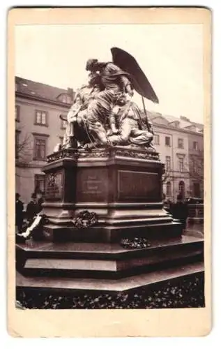 Fotografie Herm. Priester, Hamburg, Ansicht Hamburg, das Kriegerdenkmal am Stephansplatz