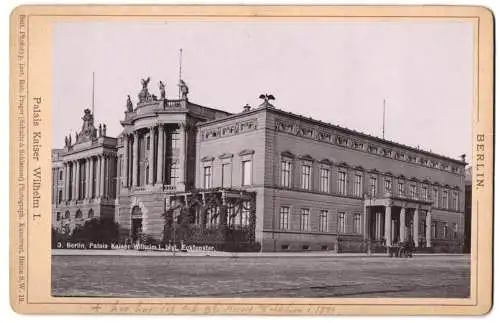 Fotografie Rob. Prager, Berlin, Ansicht Berlin-Mitte, Unter den Linden mit dem Palais Kaiser Wilhelm I. samt Eckfenster