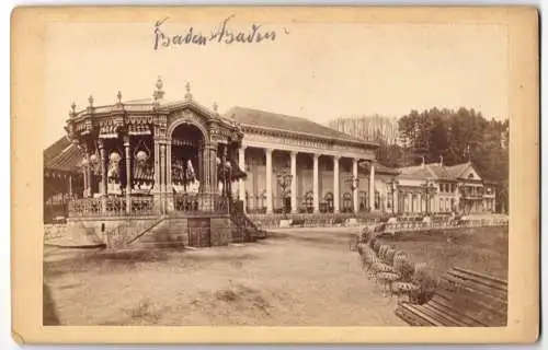Fotografie unbekannter Fotograf, Ansicht Baden-Baden, Pavillon und Conversations Haus in der Kuranlage