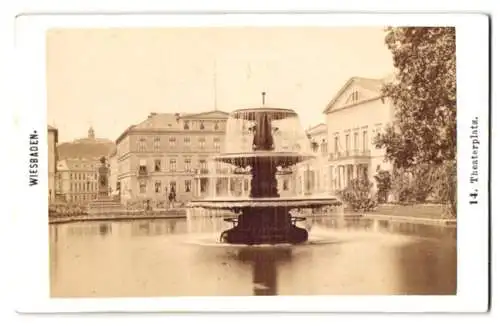 Fotografie F. Fridrich, Prag, Ansicht Wiesbaden, Blick auf den Theaterplatz mit Springbrunnen