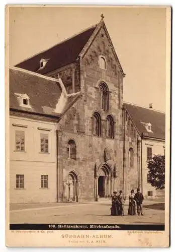 Fotografie M. Frankenstein & Co., Wien, Ansicht Heiligenkreuz, Kirchfacade mit Kirchgängern, Stiftkirche