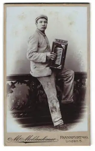 Fotografie M. Moldenhauer, Frankfurt / Oder, junger Knabe in Arbeitskleidung mit seinem Arkkordeon, Quetschkommode