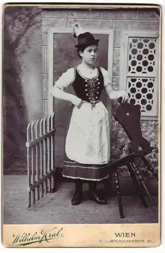 Fotografie Wilhelm Kral, Wien, Gumpendorferstr. 81, junge Frau in Tracht, gewann Schönheitspreis 1902