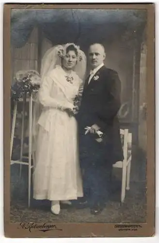 Fotografie A. Ratzenberger, Siebenhirten, Hauptstr. 29, junges österreichisches Brautpaar im Hochzeitskleid und Anzug