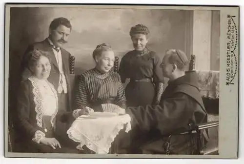 Fotografie Alois Koestler, München, Geistlicher in Kutte mit Rosenkranz besucht eine Familie