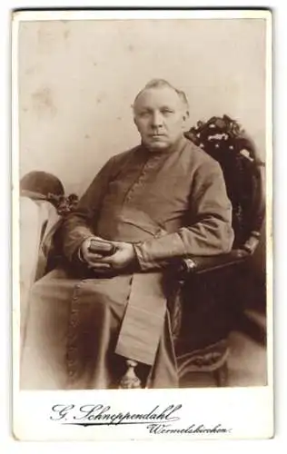 Fotografie G. Schneppendahl, Wermelskirchen, Cölnerstr. 35, höherer Geistlicher im Talar