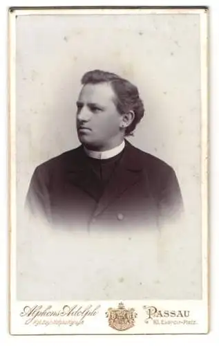 Fotografie Alphons Adolph, Passau, junger Pastor im Talar mit Collar