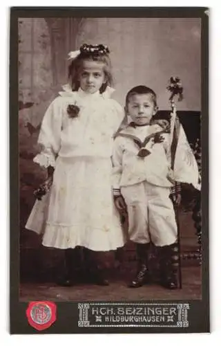 Fotografie Hch. Seizinger, Hildburghausen, junger Knaben im Matrosenanzug mit seiner Schwester zur Kommunion