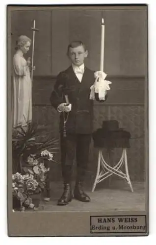 Fotografie Hans Weiss, Erding, junger Knabe mit grosser Kerze und Rosenkranz zur Kommunion