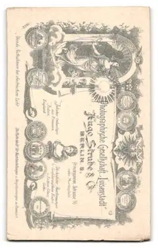 Fotografie Hugo Strube & Co., Berlin, niedliches kleines Kind im Kinderagen mit Haube