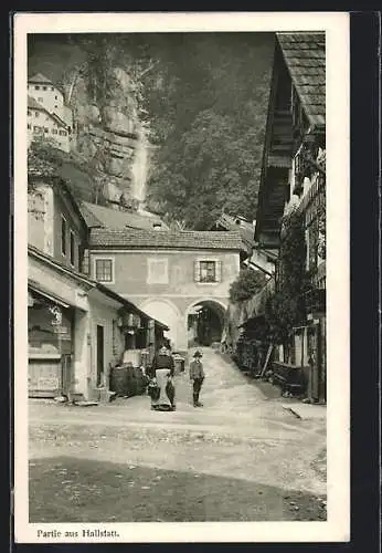 AK Hallstatt, Strassenpartie mit Tordurchgang