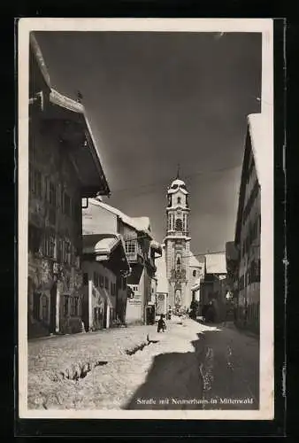 AK Mittenwald, Strasse mit Neunerhaus im Winter