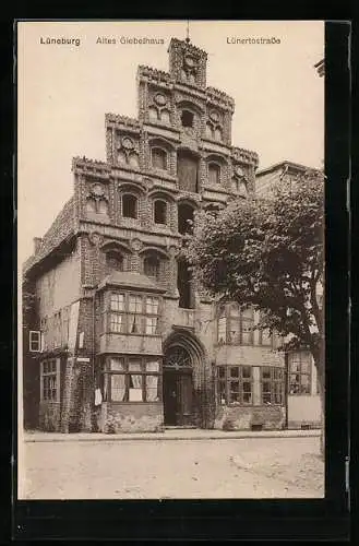 AK Lüneburg, Altes Giebelhaus mit Lünertorstrasse