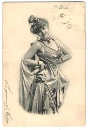 Glitzer-Perl-AK Junge Dame im eleganten Kleid mit Halskette und Armreifen