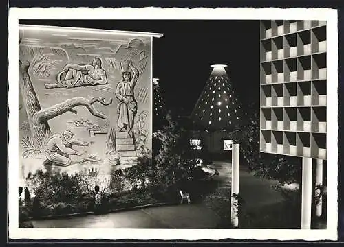AK Zürich, Schweizerische Landesausstellung 1939, Nachtaufnahme bei der Abteilung Kleider machen Leute