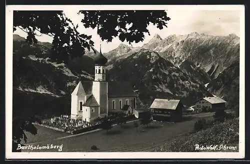 AK Bartholomäberg, Kirche und Häuser vor Bergpanorama