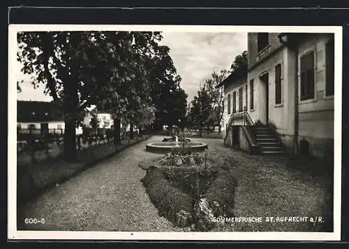 AK St. Ruprecht a. R., Ortspartie an einem Gebäude mit Zierbrunnen