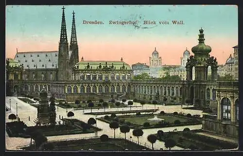 AK Dresden, Blick vom Wall auf den Zwingerhof mit Kirche