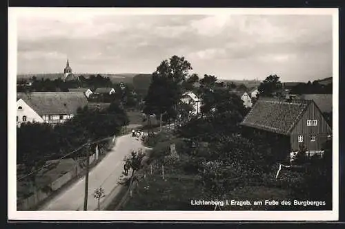 AK Lichtenberg i. Erzgeb., Am Fusse des Burgberges, Strassenpartie mit Kirche