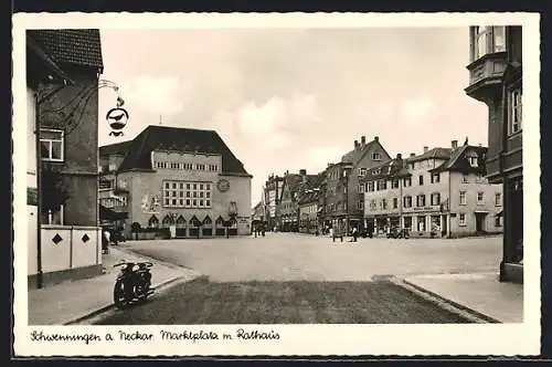 AK Schwenningen a. Neckar, Marktplatz mit Geschäft und Rathaus