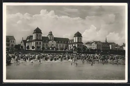 AK Binz auf Rügen, Kurhaus mit Strandleben