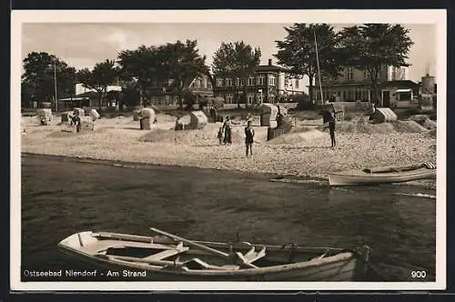 AK Niendorf / Ostsee, Badegäste am Strand, Ruderboote