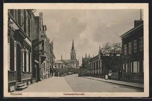 AK Neuwied, Hedddesdorferstrasse mit Brücke und Kirche