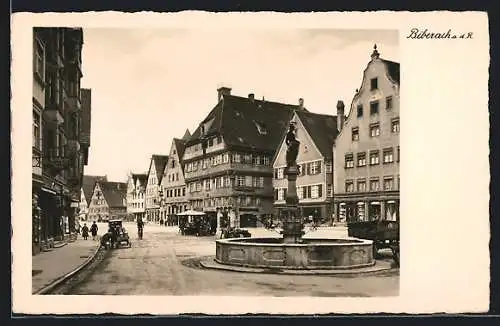 AK Biberach a. d. R., Strassenpartie mit Geschäften und Brunnen