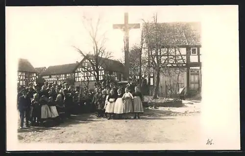 Foto-AK Vockenrod, Ort mit Osterkreuz 1922