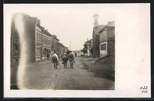 Foto-AK Weisel /Rhein, Rückenansicht von Pfadfindern auf der Altpforter Strasse 1924