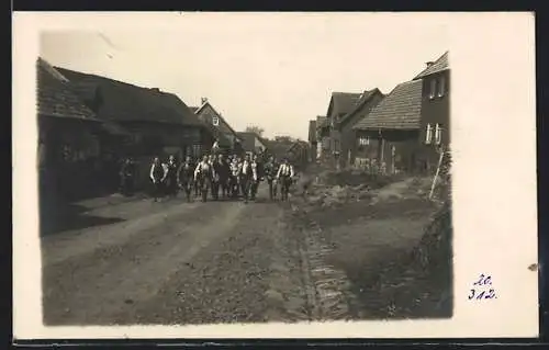 Foto-AK Stumpertenrod, Wandergruppe auf einer Strasse, Oster-Fahrt 1922