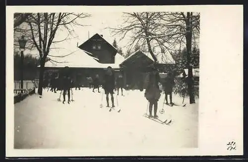 Foto-AK Taunusstein, Bahnhof Eiserne Hand, Frontansicht mit Skiläufern, 1925