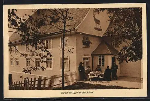 AK Neukirch /Furtwangen, Gasthof zum Hirschen Cyprian, mit Gästegruppe und Wandbild