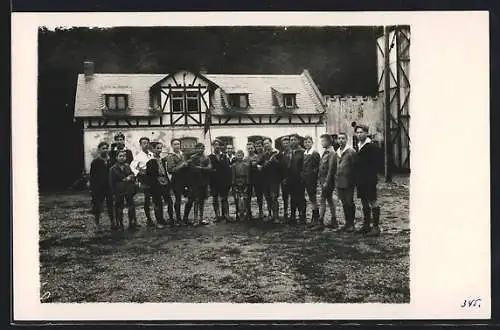 Foto-AK Weisel /Rhein, Schieferbruch Grube Kreuzberg, Blücherheim, Wanderburschen posieren vor einem Haus