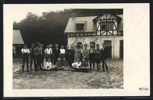 Foto-AK Weisel /Rhein, Schieferbruch Grube Kreuzberg, Blücherheim, Familien vor einem Haus der Gewerkschaft