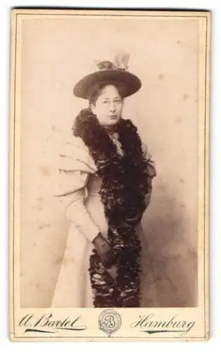 Fotografie A. Bartel, Hamburg, Portrait junge Frau im Kleid mit Federboa und Hut