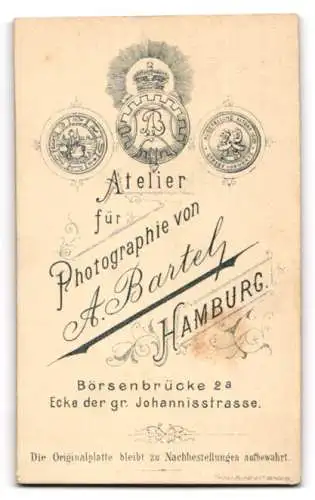 Fotografie A. Bartel, Hamburg, Portrait junge Frau im Kleid mit Federboa und Hut