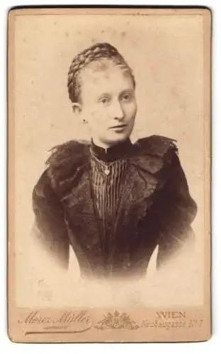 Fotografie Moriz Müller, Wien, hübsche junge Frau im tailierten Kleid mit Rüschen und geflochtenen Haaren