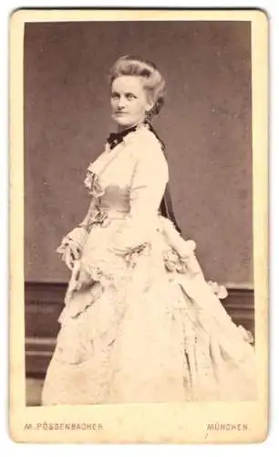 Fotografie M. Pössenbacher, München, Dame im hellen Kleid mit Schleifen und Rüschen