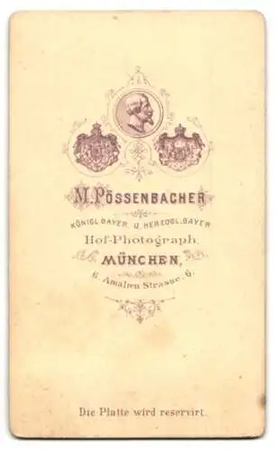 Fotografie M. Pössenbacher, München, Dame im hellen Kleid mit Schleifen und Rüschen