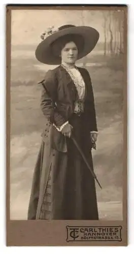 Fotografie Carl Thies, Hannover, junge Dame im dunklen Sommerkleid mit breitem Hut und Schirm