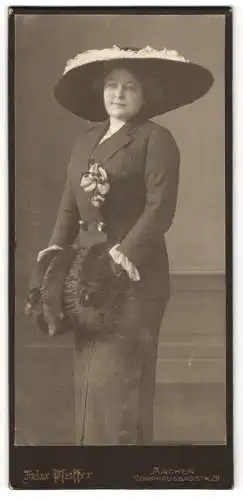 Fotografie Gebr. Pfeiffer, Aachen, gutbürgerliche Dame mit grossem Muff und breitem Hut im dunklen Kleid