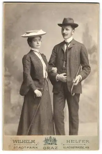 Fotografie Wilhelm Helfer, Graz, junge Dame im Sommerkleid mit Hut nebst Herr im Nadelstreifenanzug, Flanierstock