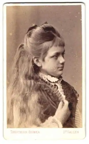 Fotografie Taeschler-Signer, St. Gallen, junge Frau mit langen toupierten Haaren