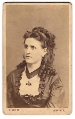Fotografie F. Hundt, Münster i. W., Dame im dunklen Kleid mit lockigen Haaren