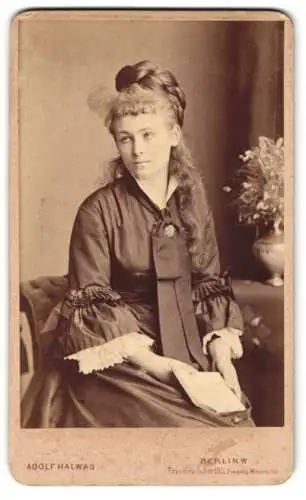 Fotografie Adolf Halwas, Berlin, junge Frau im dunklen Kleid mit geflochtenen Haaren